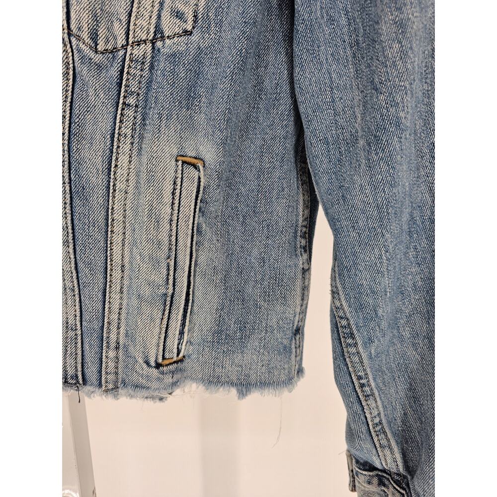 Lucky Brand Womens Sz M denim Blue Jean cropped jacket with a frayed bottom - Picture 3 of 5